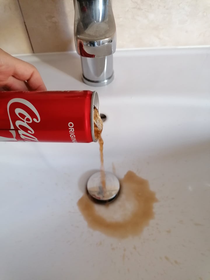 Coca - cola na zapchaną kanalizację
